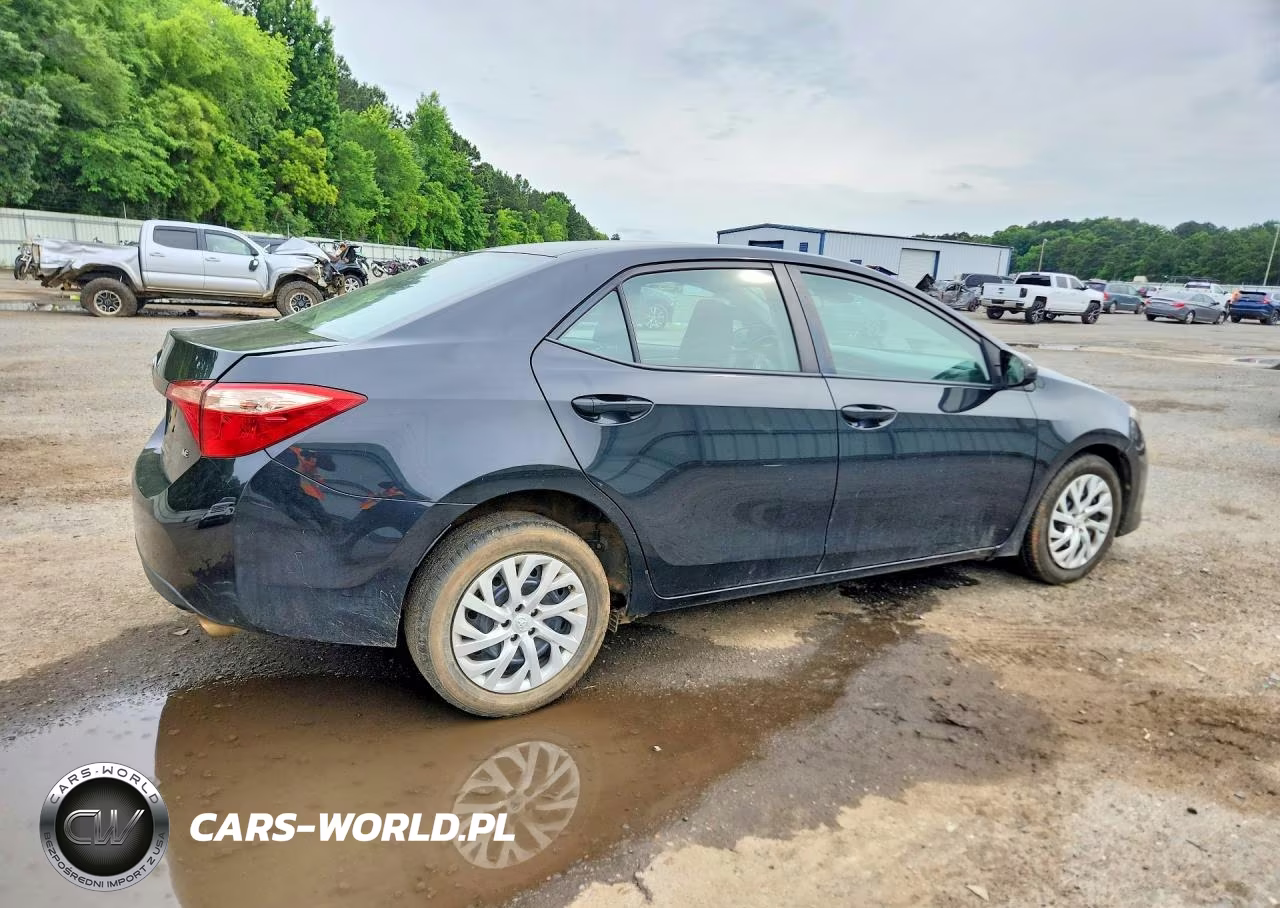 2018 Toyota Corolla Le VIN:5YFBURHE4JP814760 - 3