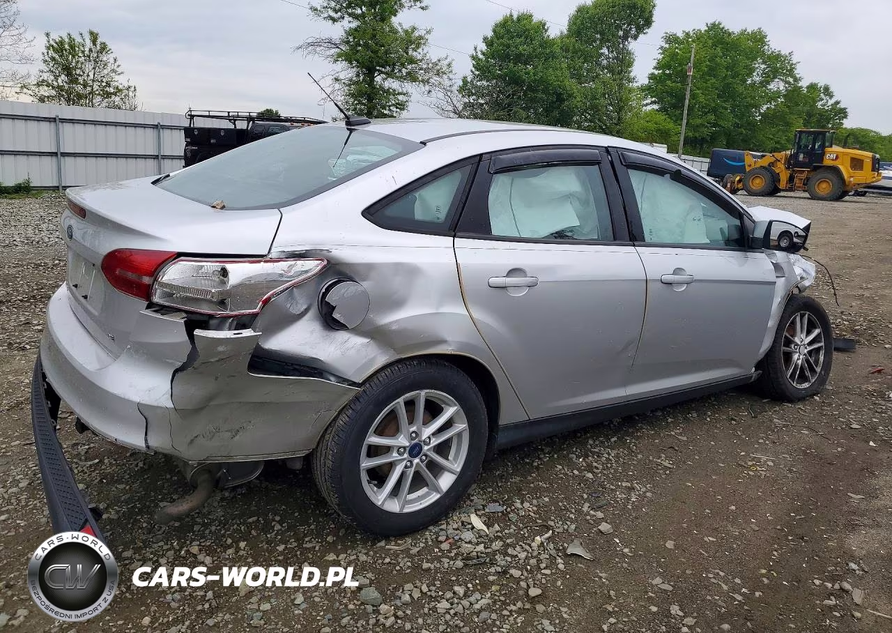 2017 Ford Focus Se VIN:1FADP3F2XHL250725 - 3