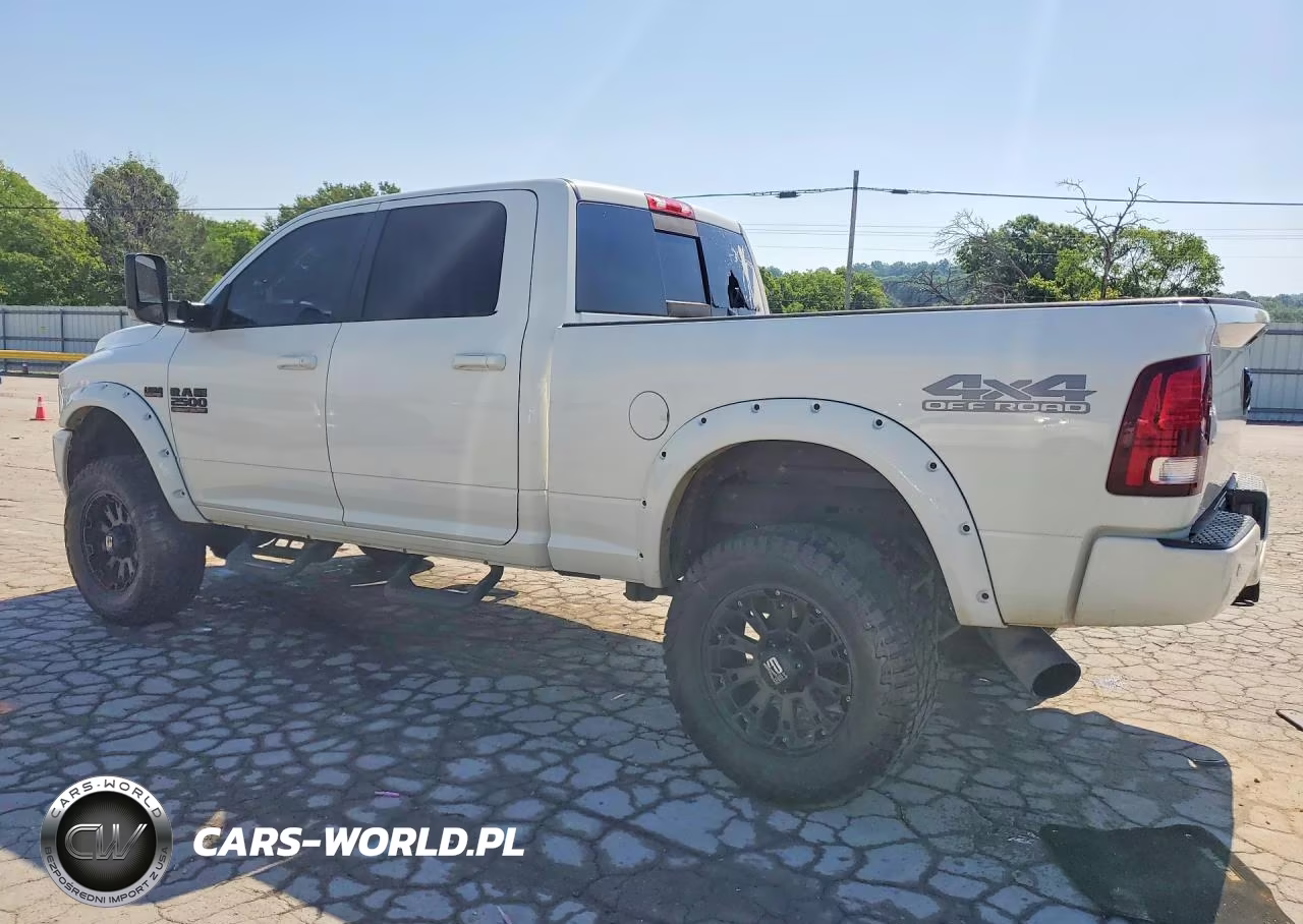 2018 Ram 2500 Laramie VIN:3C6UR5FJ0JG370163 - 2