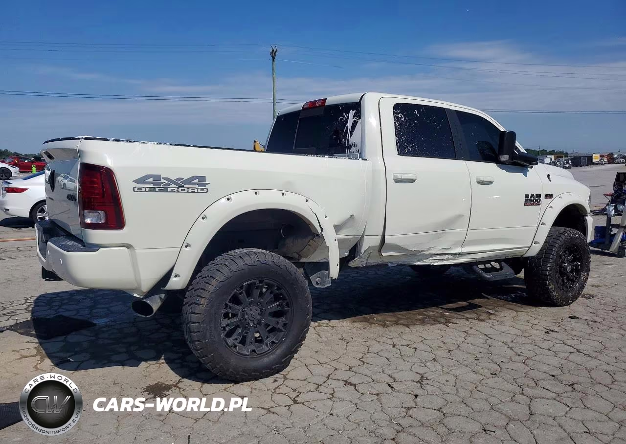2018 Ram 2500 Laramie VIN:3C6UR5FJ0JG370163 - 3