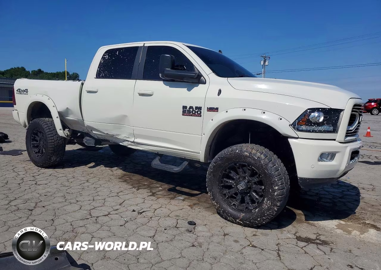 2018 Ram 2500 Laramie VIN:3C6UR5FJ0JG370163 - 4