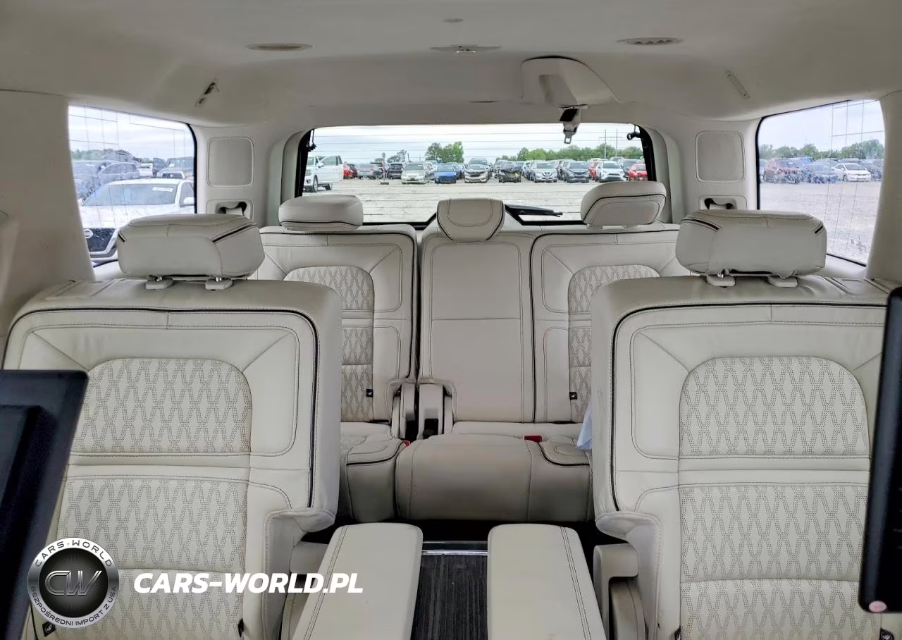 2020 Lincoln Navigator Black Label VIN:5LMJJ2TTXLEL11681 - 10
