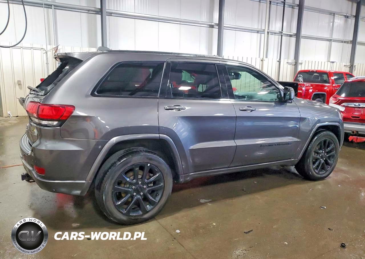 2018 Jeep Grand Cherokee Laredo VIN:1C4RJFAG5JC515126 - 3