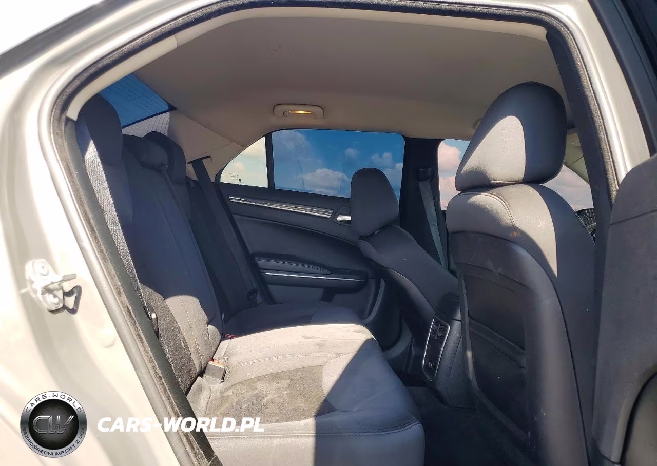 2018 Chrysler 300 Touring VIN:2C3CCAAG3JH294047 - 10