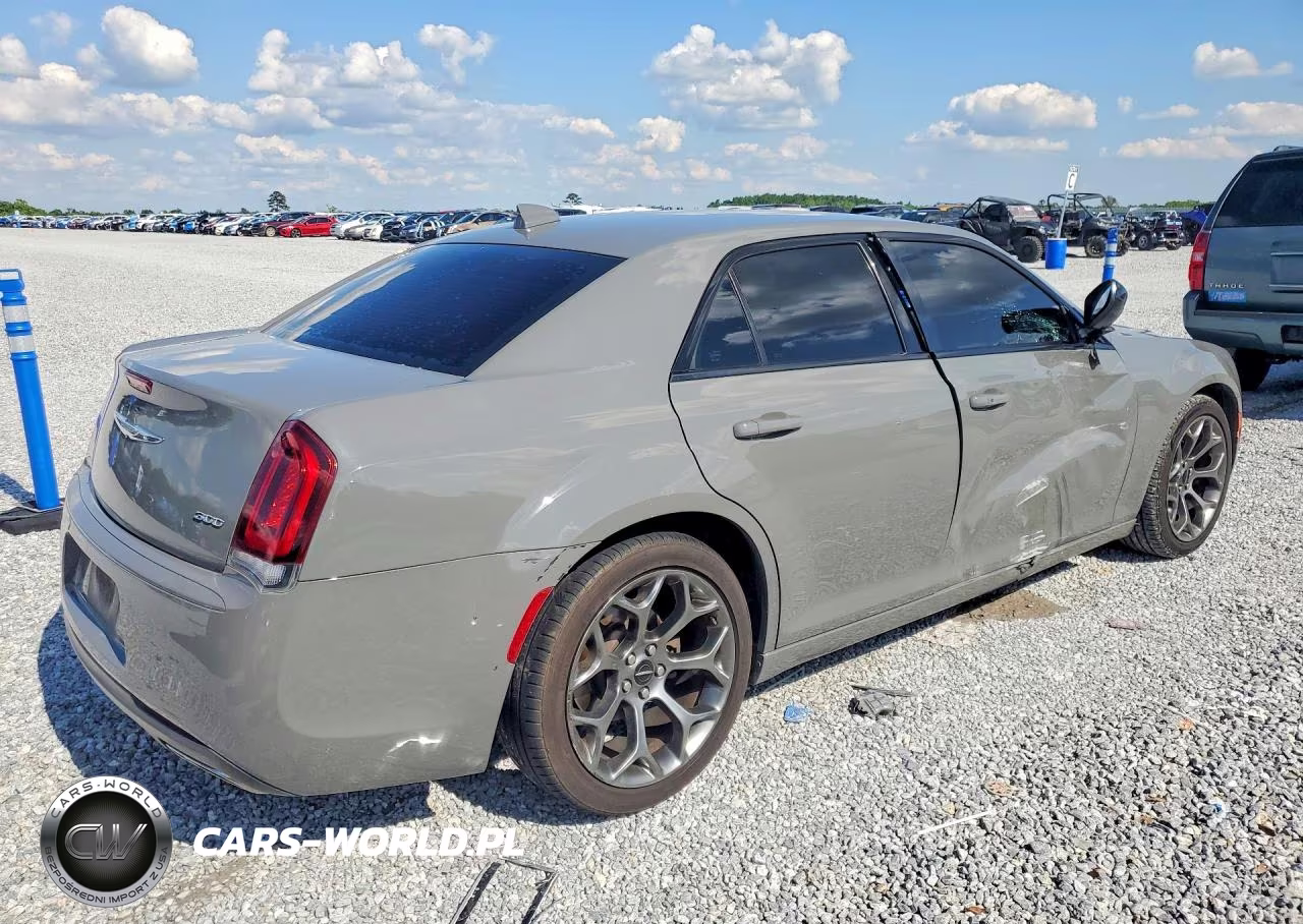 2018 Chrysler 300 Touring VIN:2C3CCAAG3JH294047 - 3