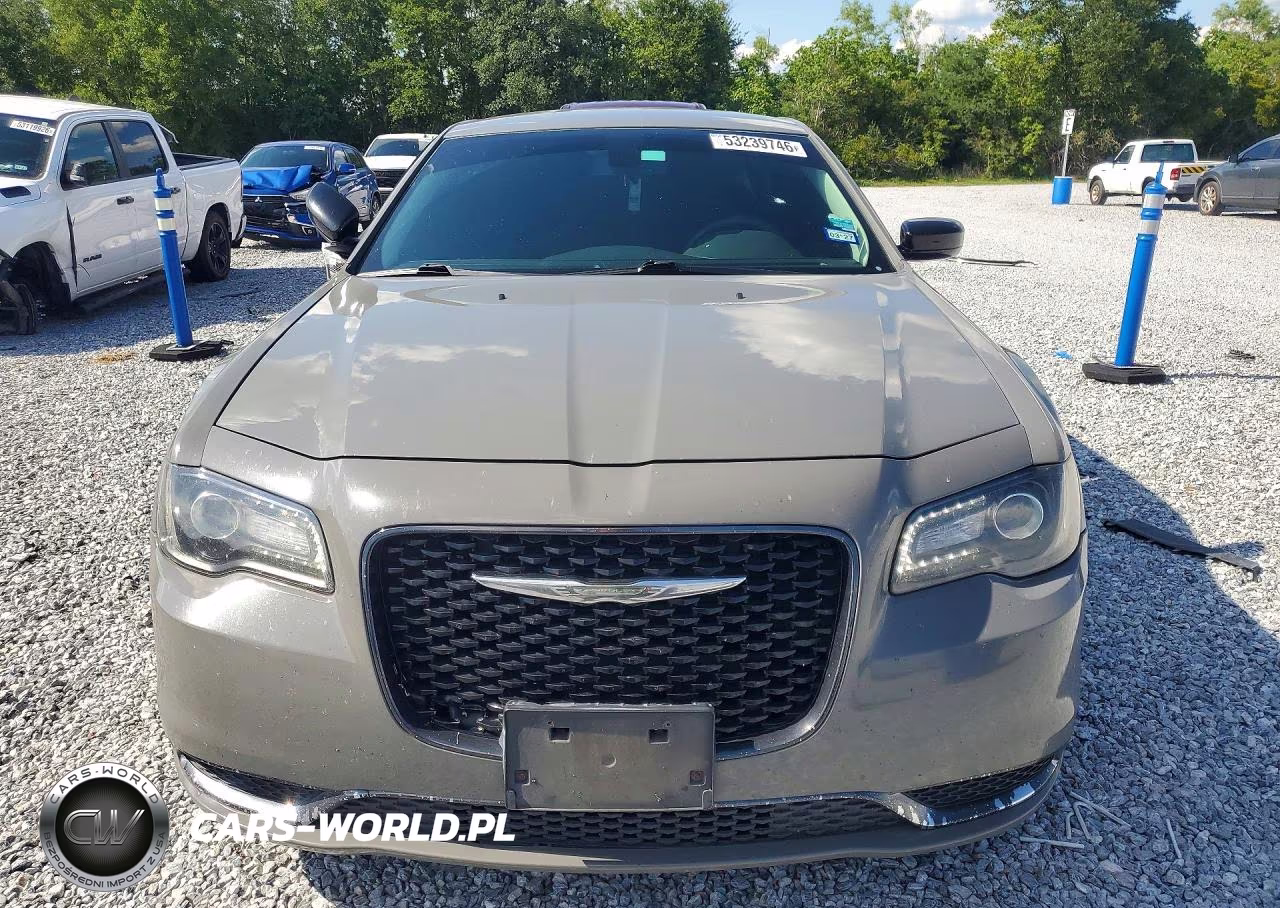 2018 Chrysler 300 Touring VIN:2C3CCAAG3JH294047 - 5