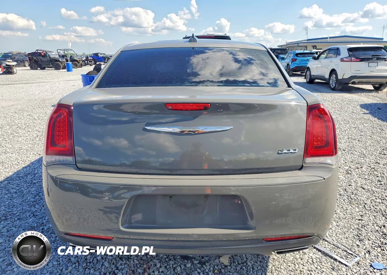 2018 Chrysler 300 Touring VIN:2C3CCAAG3JH294047 - 6