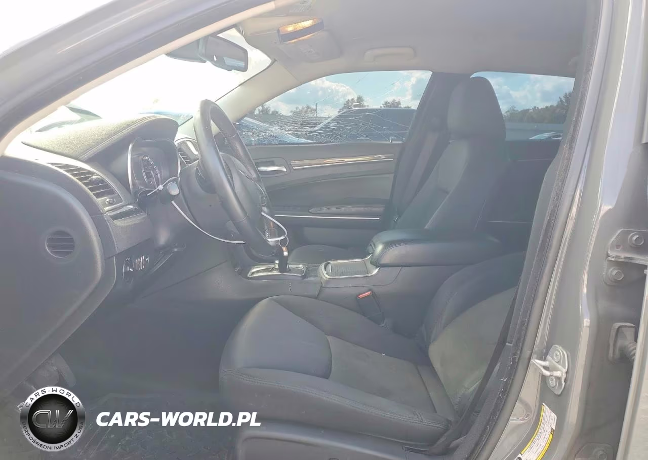 2018 Chrysler 300 Touring VIN:2C3CCAAG3JH294047 - 7