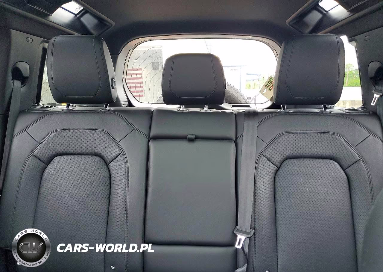 2023 Land Rover Defender 110 S VIN:SALEJ7EX2P2136705 - 10