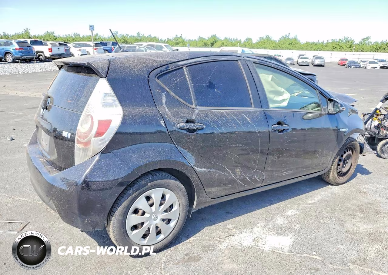 2013 Toyota Prius C One VIN:JTDKDTB31D1554816 - 3