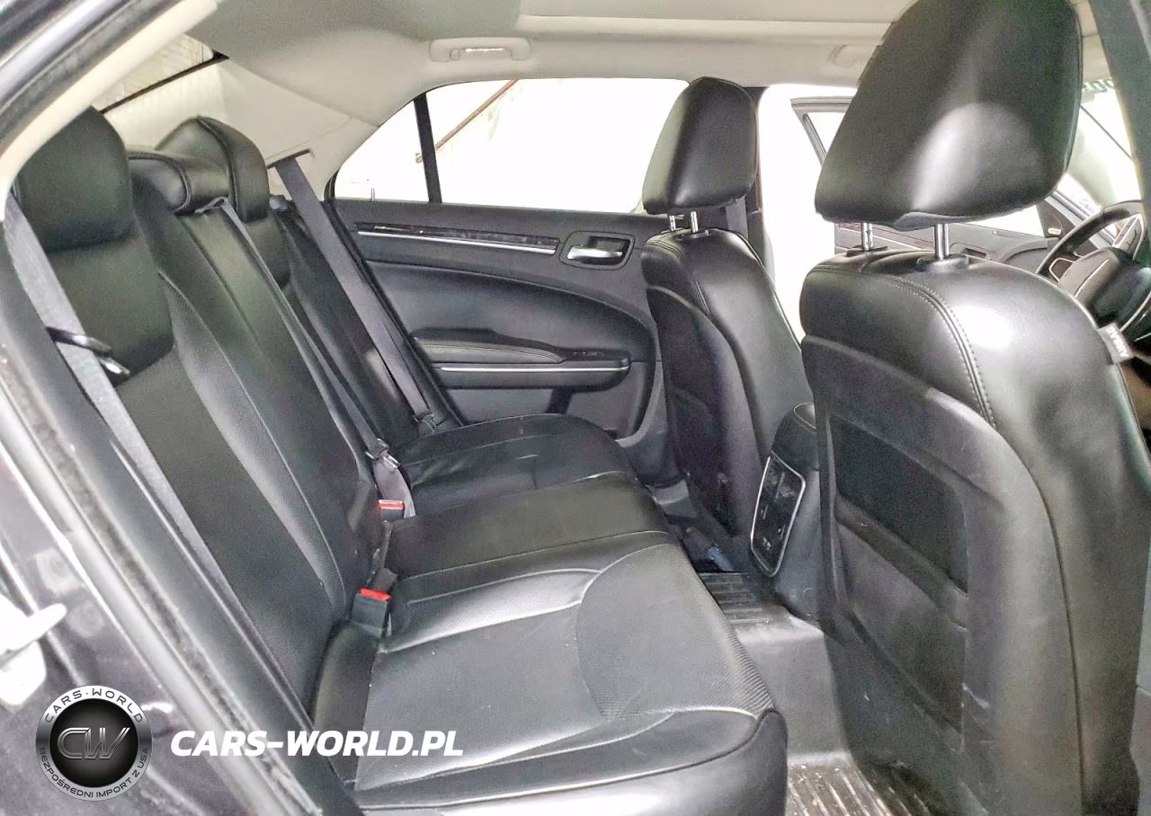 2019 Chrysler 300 Limited VIN:2C3CCAKG7KH634476 - 10