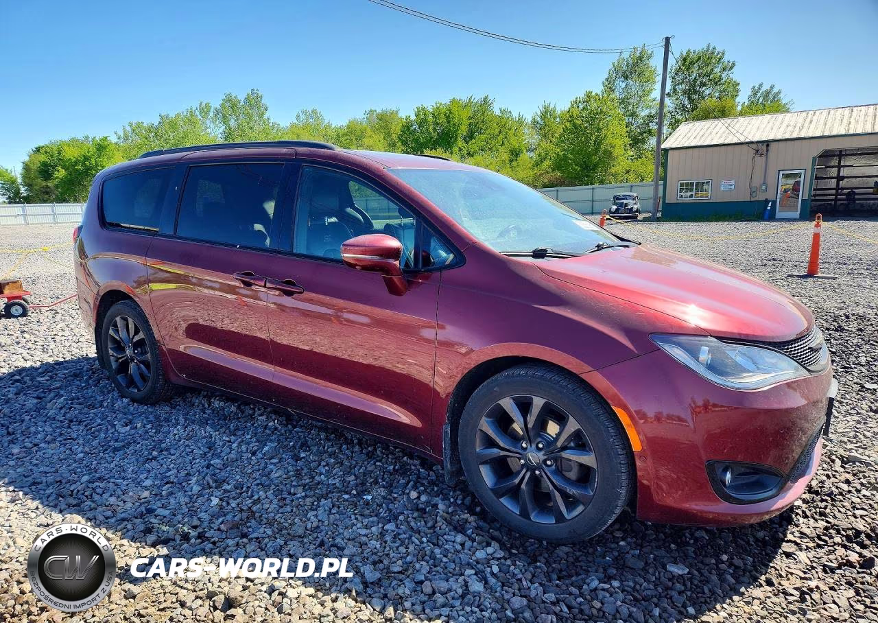 2018 Chrysler Pacifica VIN:2C4RC1GG4JR260349 - 4
