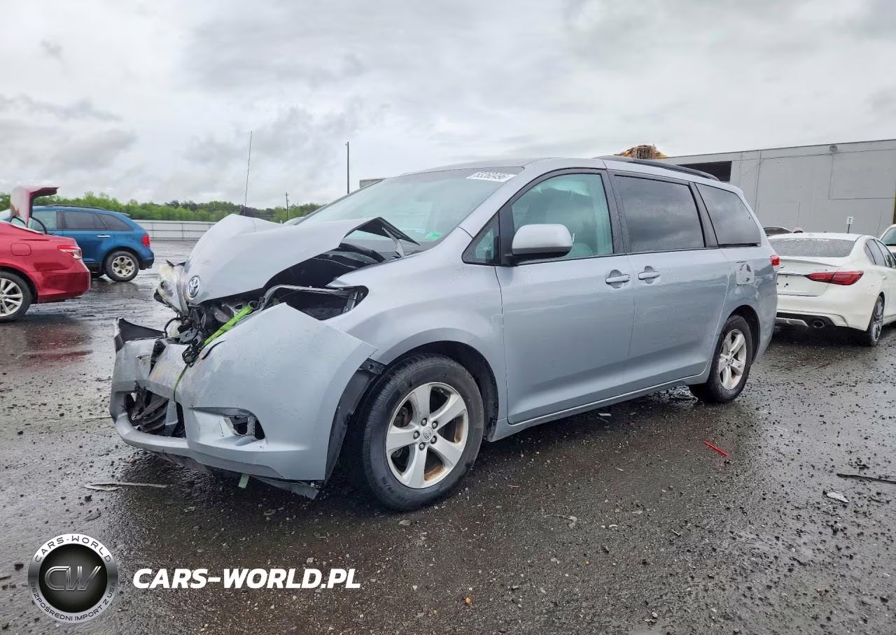2013 Toyota Sienna Le – zdjęcie 1 z 13
