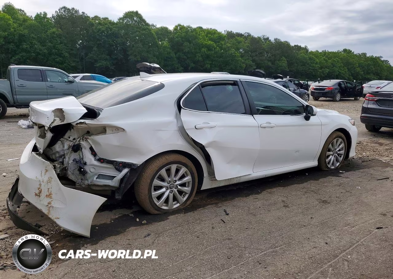 2020 Toyota Camry Le VIN:4T1C11AK2LU923864 - 3
