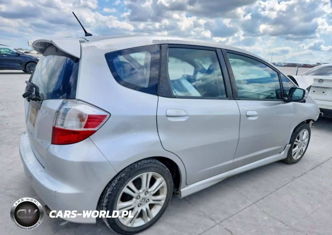 2011 Honda Fit Sport VIN:JHMGE8H52BS003891 - 3
