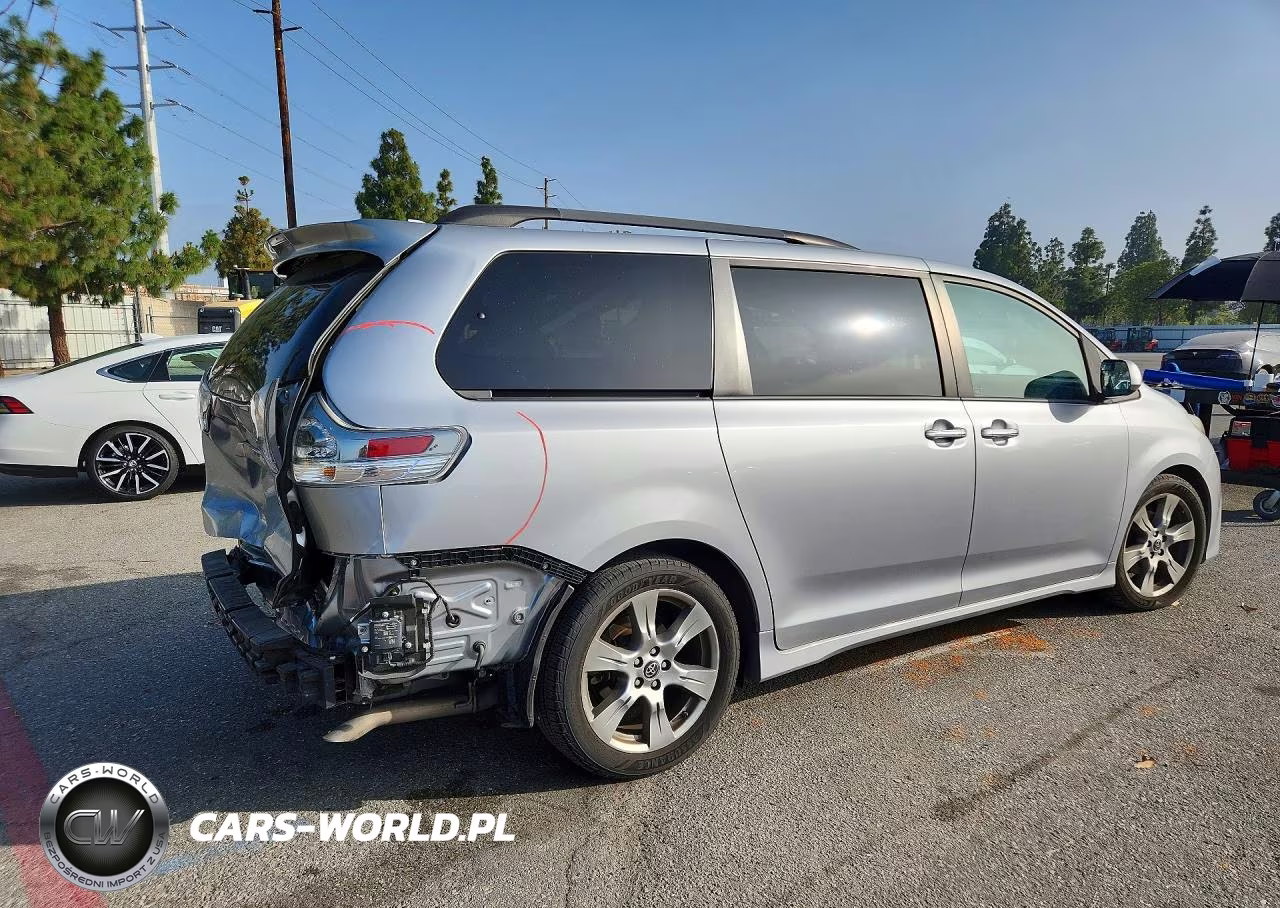 2018 Toyota Sienna Se Premium 8-Passenger VIN:5TDXZ3DC8JS935212 - 3