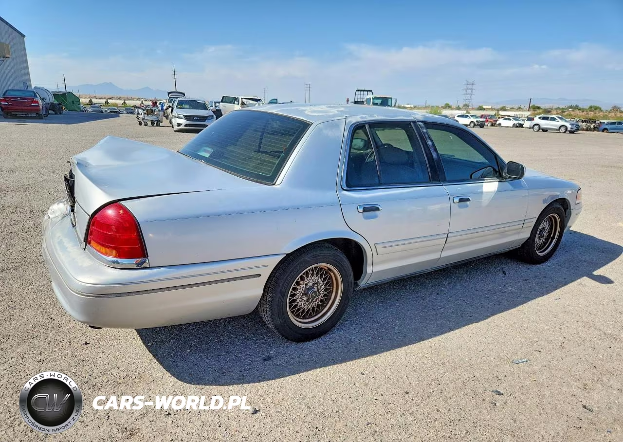 2000 Ford Crown Victor VIN:2FAFP74W0YX214325 - 3