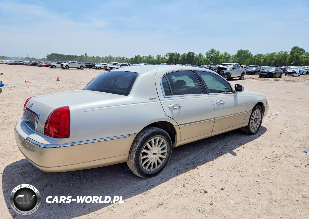 2005 Lincoln Town Car Signature VIN:1LNHM81W75Y631700 - 3