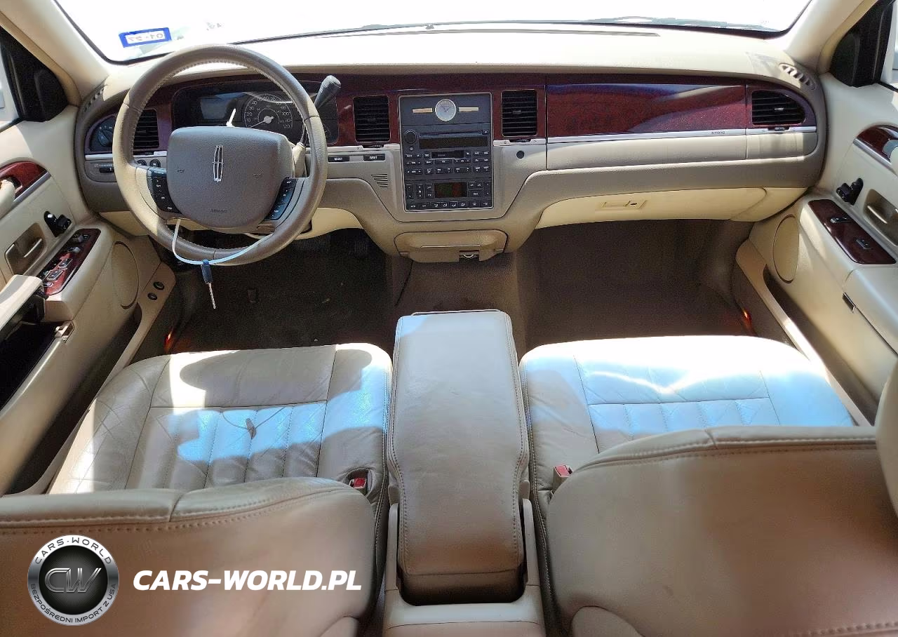 2005 Lincoln Town Car Signature VIN:1LNHM81W75Y631700 - 8