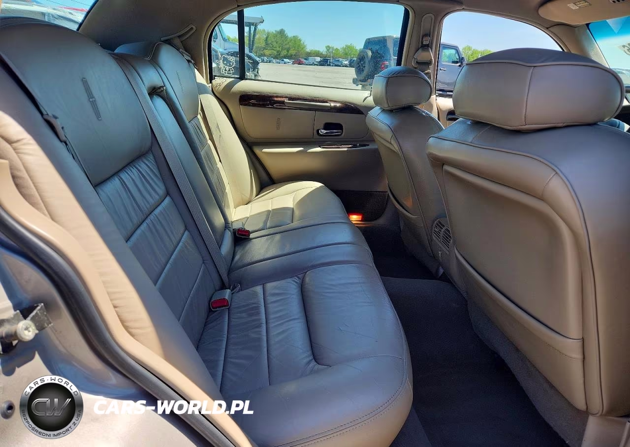 2000 Lincoln Town Car Signature VIN:1LNHM82W5YY934736 - 10