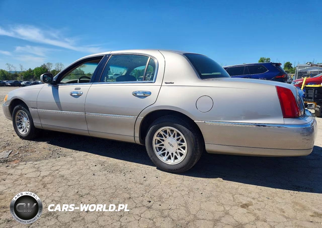 2000 Lincoln Town Car Signature VIN:1LNHM82W5YY934736 - 2