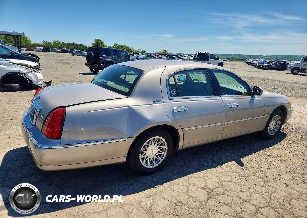 2000 Lincoln Town Car Signature VIN:1LNHM82W5YY934736 - 3