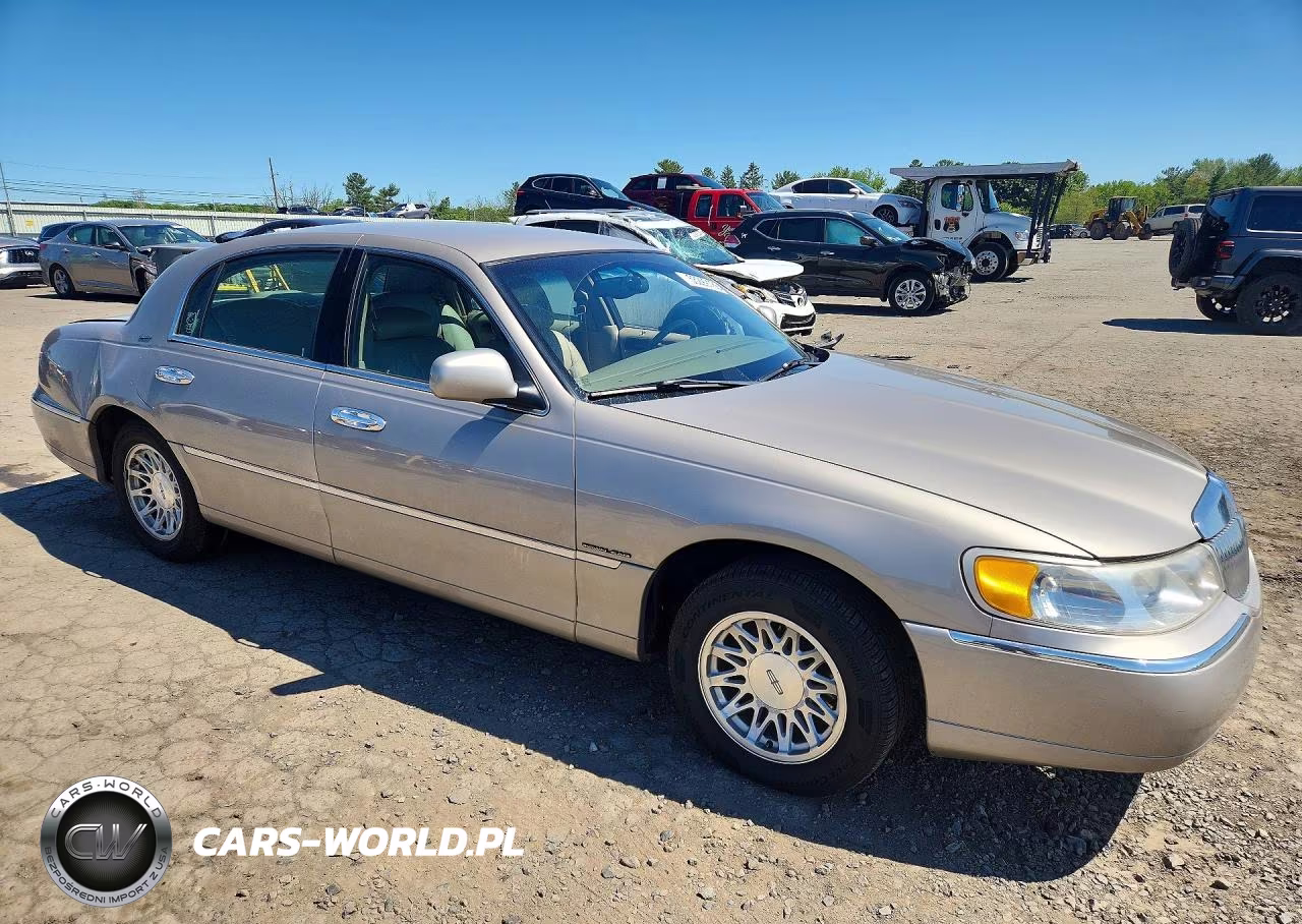 2000 Lincoln Town Car Signature VIN:1LNHM82W5YY934736 - 4