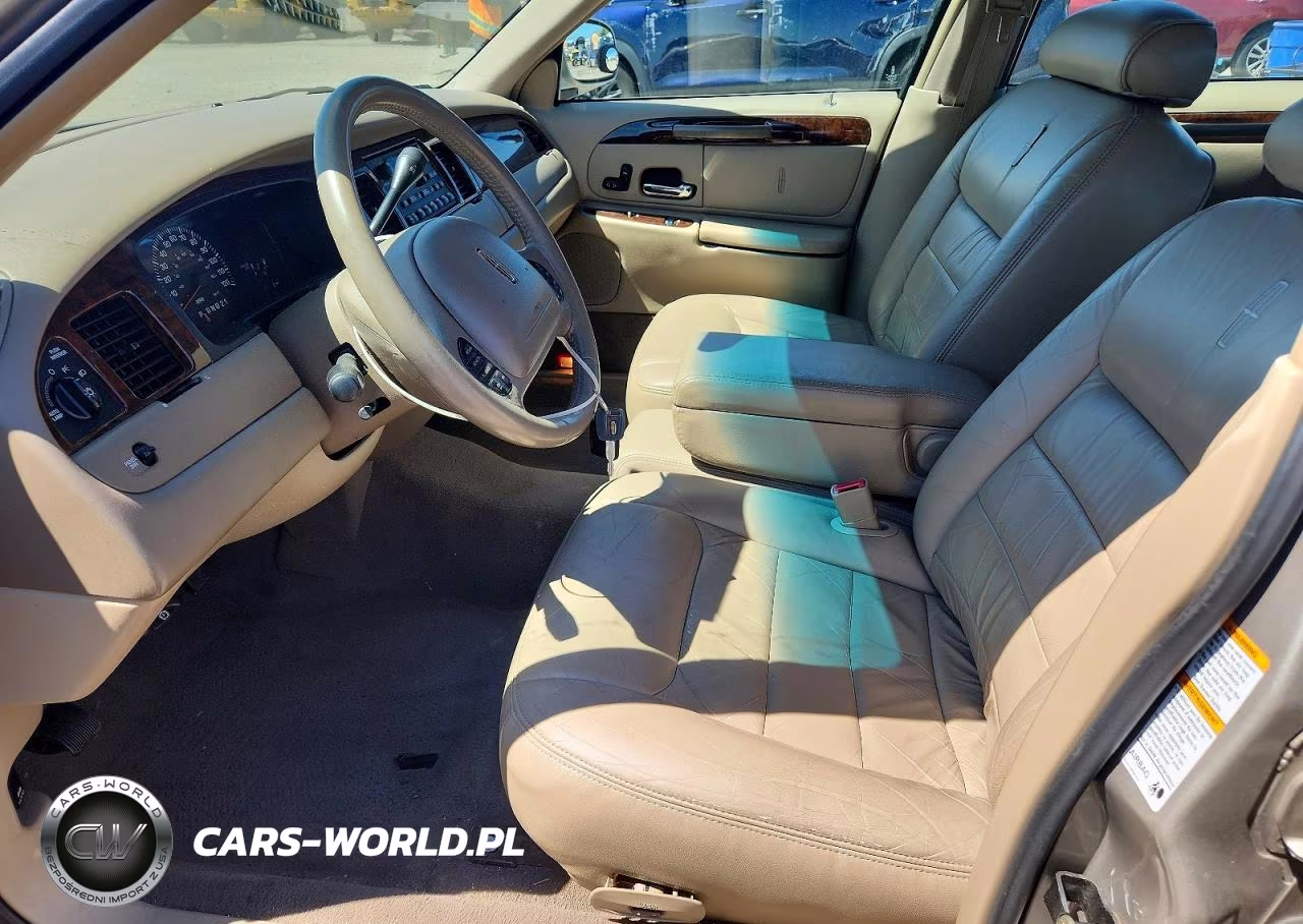 2000 Lincoln Town Car Signature VIN:1LNHM82W5YY934736 - 7