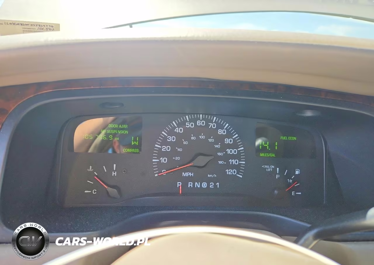 2000 Lincoln Town Car Signature VIN:1LNHM82W5YY934736 - 9