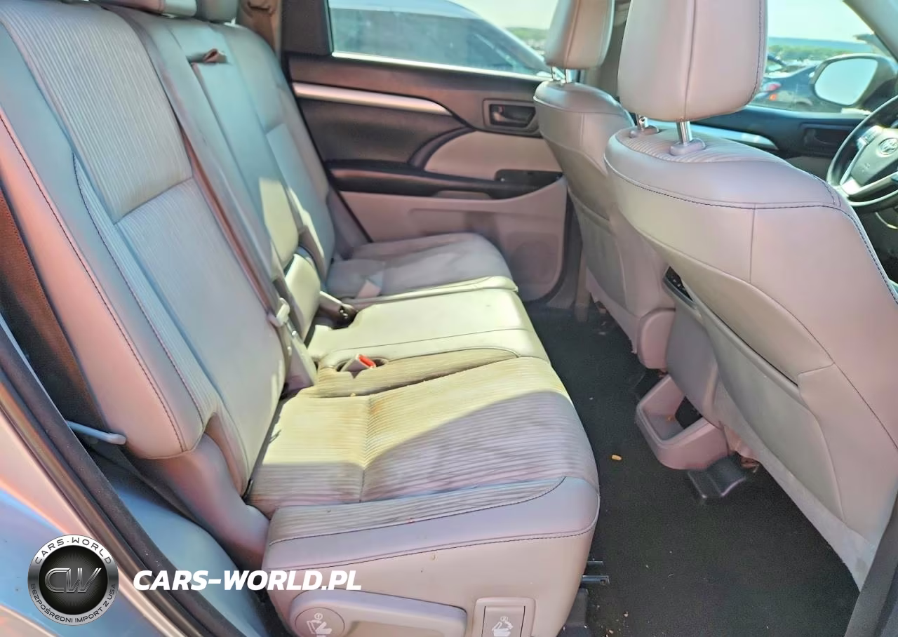 2018 Toyota Highlander Le Plus VIN:5TDZZRFH2JS251244 - 10