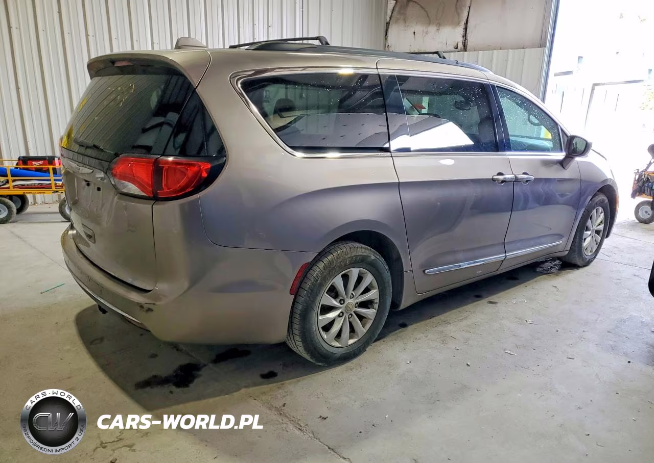 2017 Chrysler Pacifica Touring L VIN:2C4RC1BG4HR733698 - 3