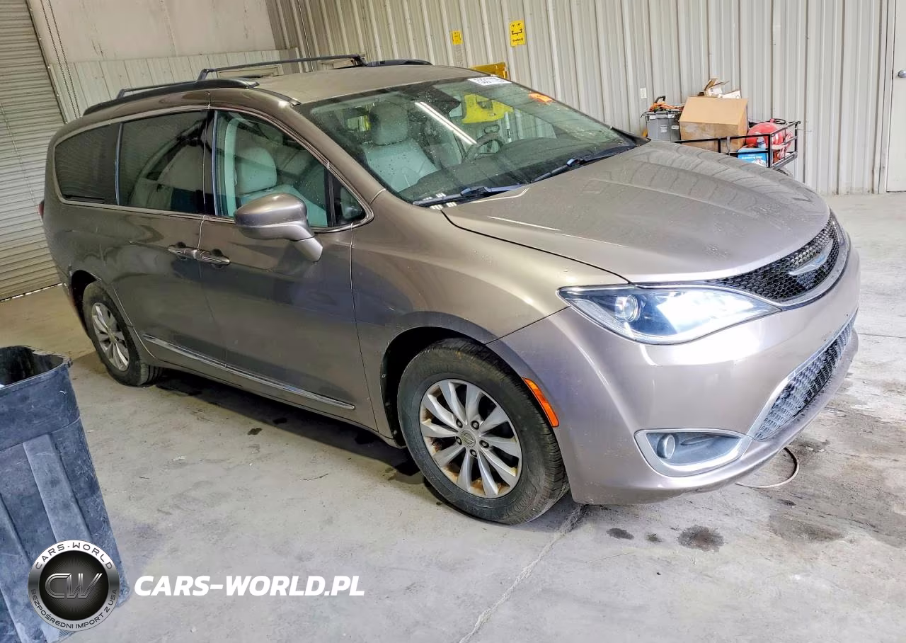 2017 Chrysler Pacifica Touring L VIN:2C4RC1BG4HR733698 - 4