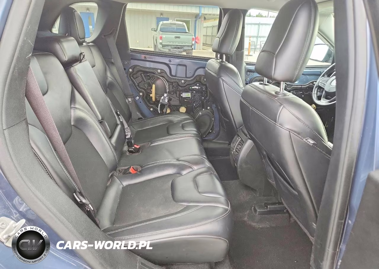 2021 Jeep Cherokee Latitude Plus VIN:1C4PJMLB0MD110299 - 10