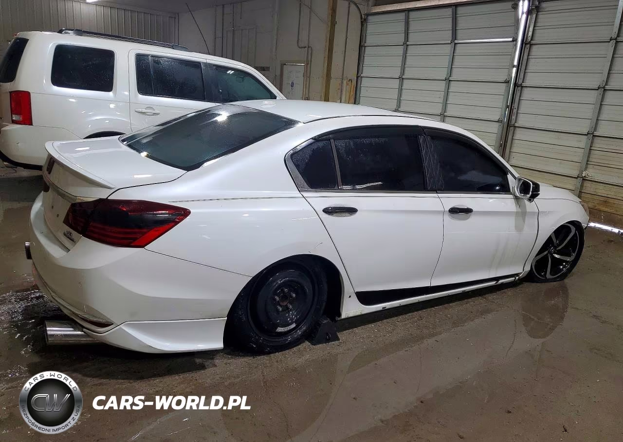 2017 Honda Accord Touring VIN:1HGCR3F92HA000373 - 3