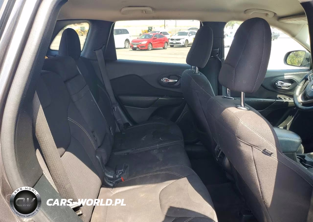 2016 Jeep Cherokee Latitude VIN:1C4PJLCB4GW329785 - 10