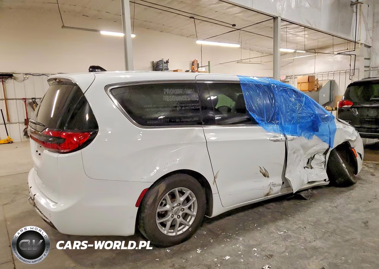 2023 Chrysler Pacifica Touring L VIN:2C4RC1BG5PR515459 - 3