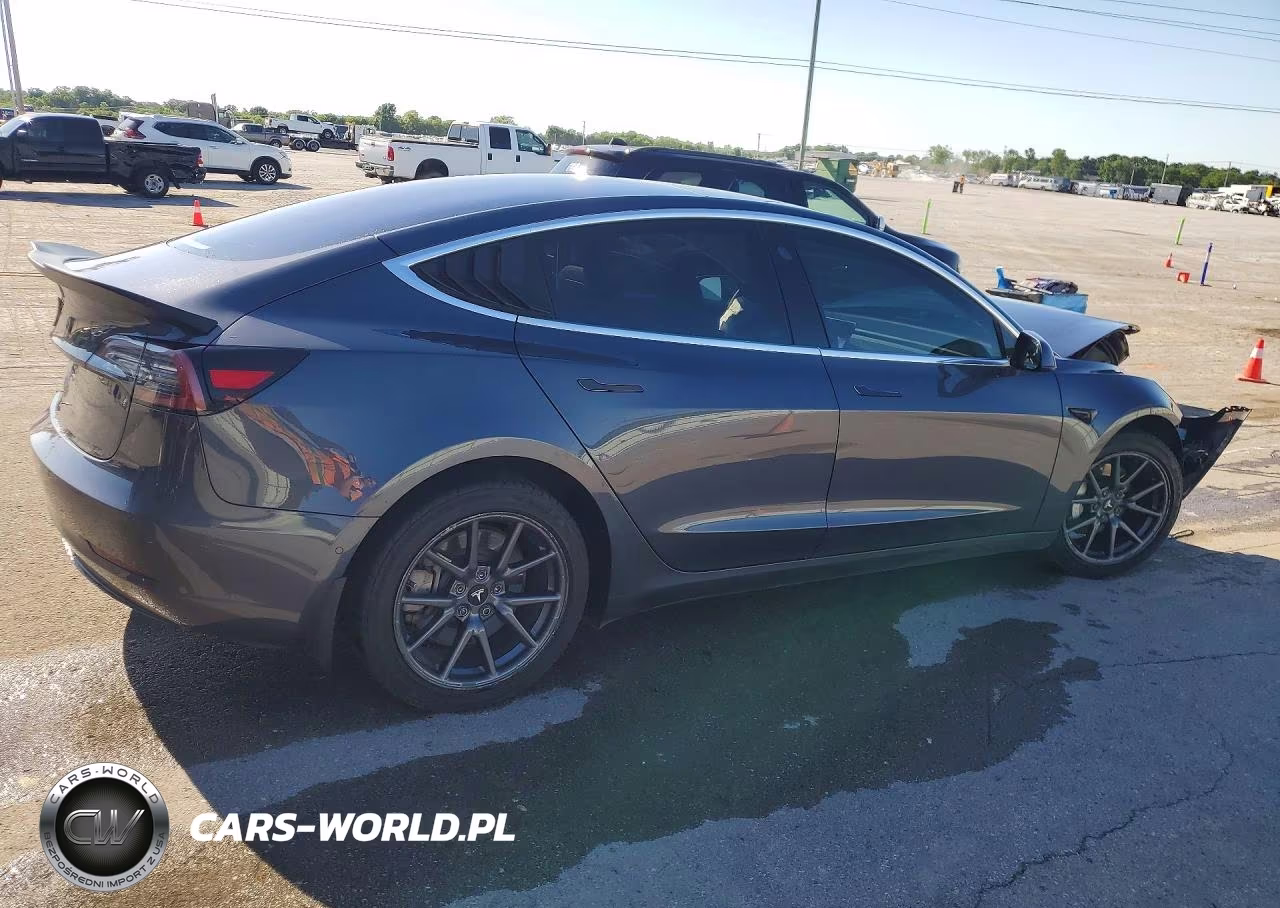 2018 Tesla Model 3 VIN:5YJ3E1EAXJF028137 - 3