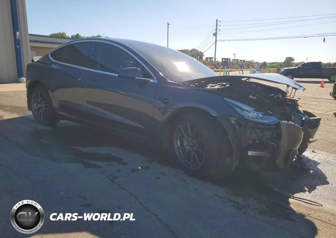2018 Tesla Model 3 VIN:5YJ3E1EAXJF028137 - 4
