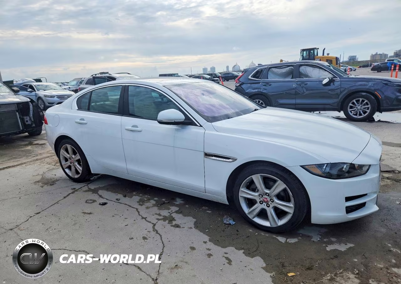 2017 Jaguar Xe Premium VIN:SAJAD4BN7HA971335 - 4
