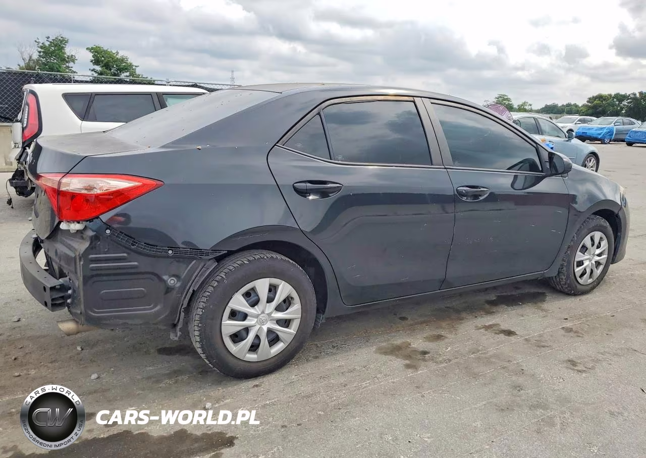 2018 Toyota Corolla L VIN:5YFBURHE3JP836216 - 3