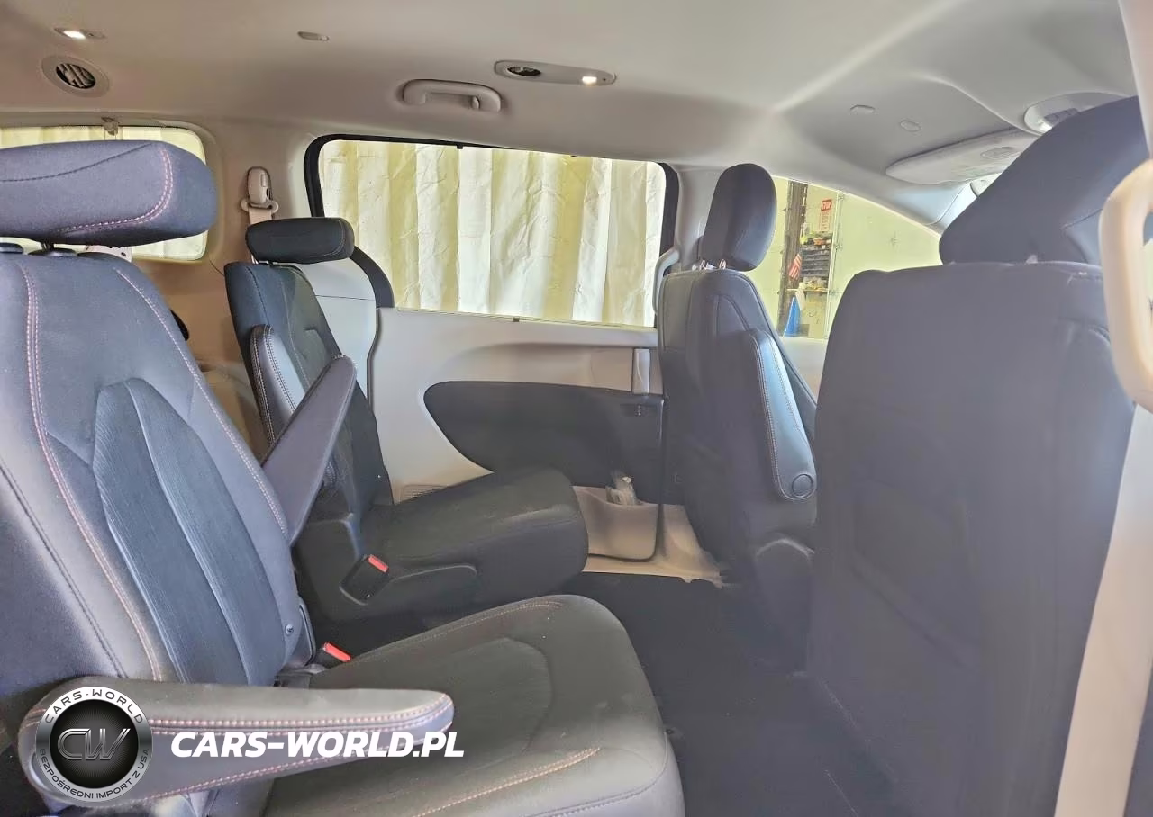 2020 Chrysler Pacifica Touring VIN:2C4RC1FG3LR102167 - 11
