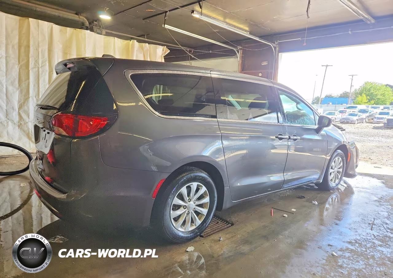 2020 Chrysler Pacifica Touring VIN:2C4RC1FG3LR102167 - 3