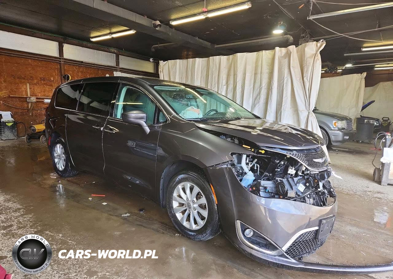 2020 Chrysler Pacifica Touring VIN:2C4RC1FG3LR102167 - 4