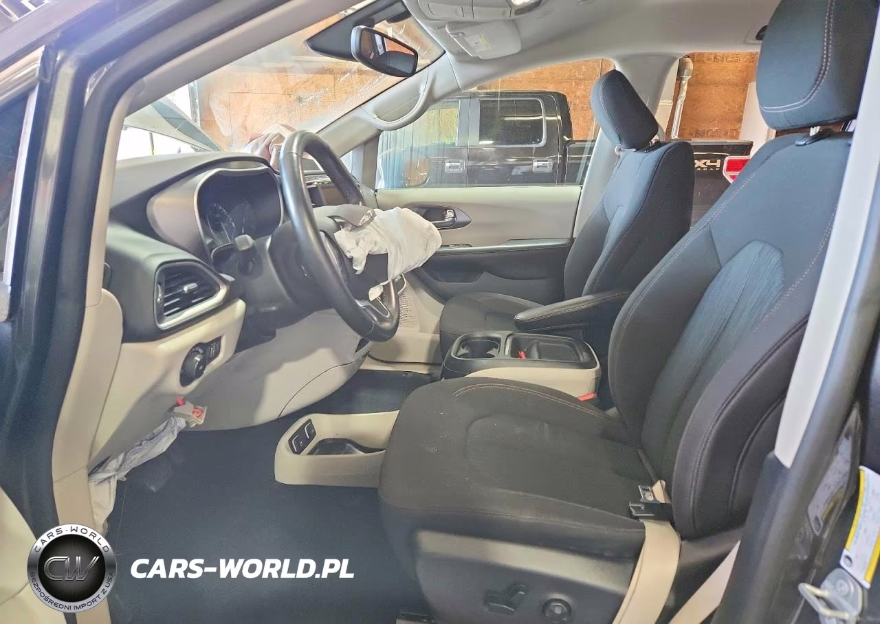 2020 Chrysler Pacifica Touring VIN:2C4RC1FG3LR102167 - 7