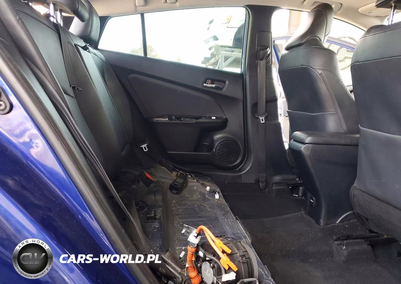 2018 Toyota Prius Four VIN:JTDKARFU5J3063230 - 10