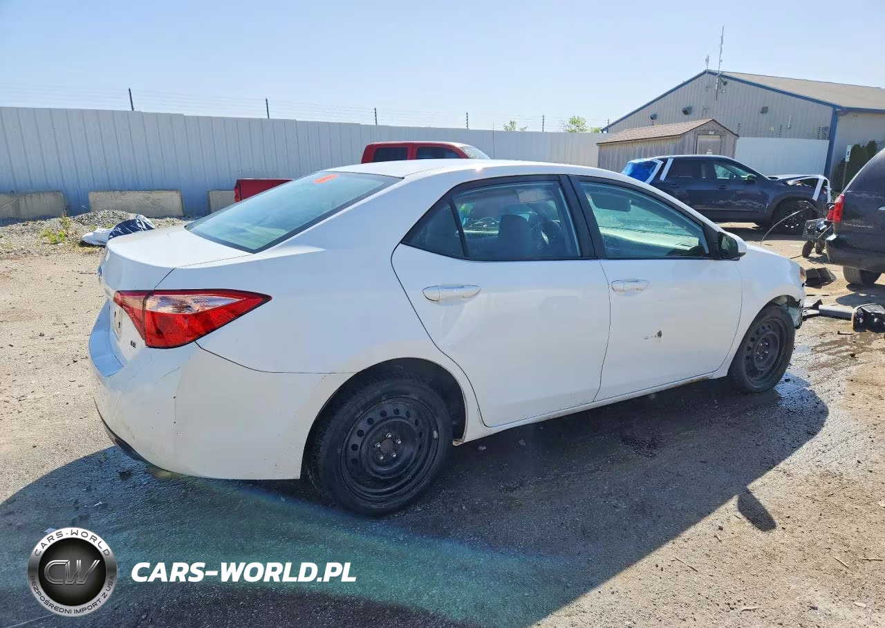 2018 Toyota Corolla Le VIN:2T1BURHE2JC991811 - 3