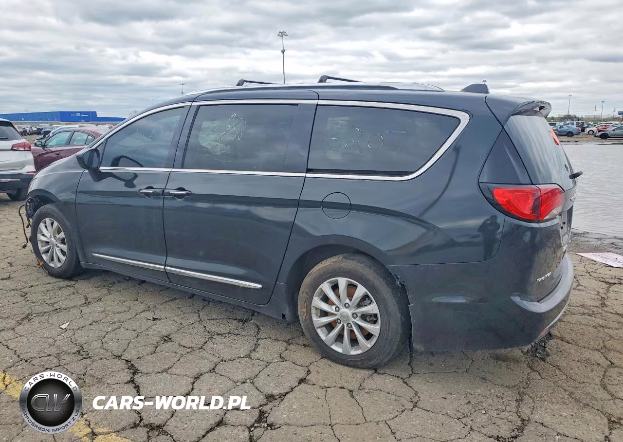 2019 Chrysler Pacifica Touring L VIN:2C4RC1BGXKR526207 - 2