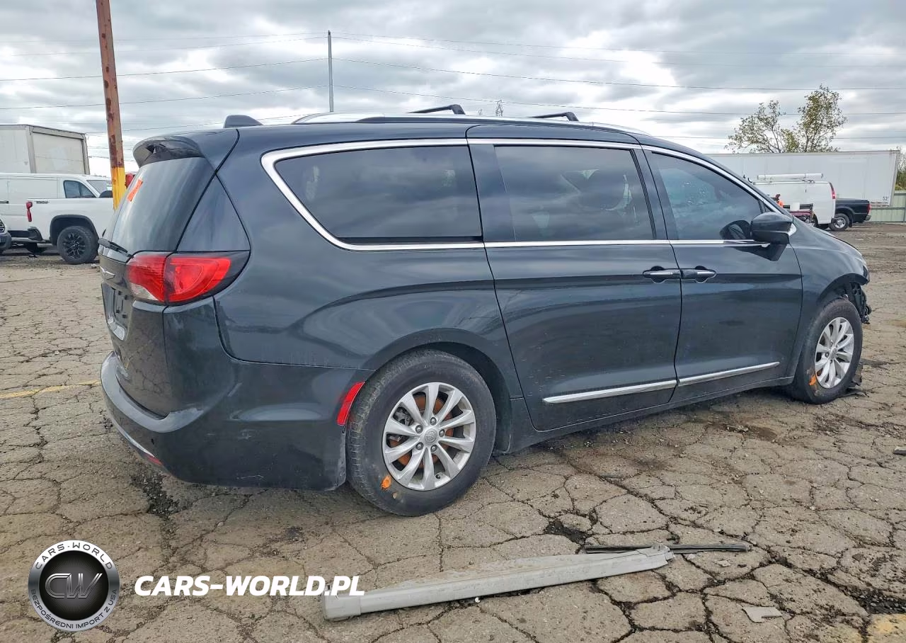 2019 Chrysler Pacifica Touring L VIN:2C4RC1BGXKR526207 - 3
