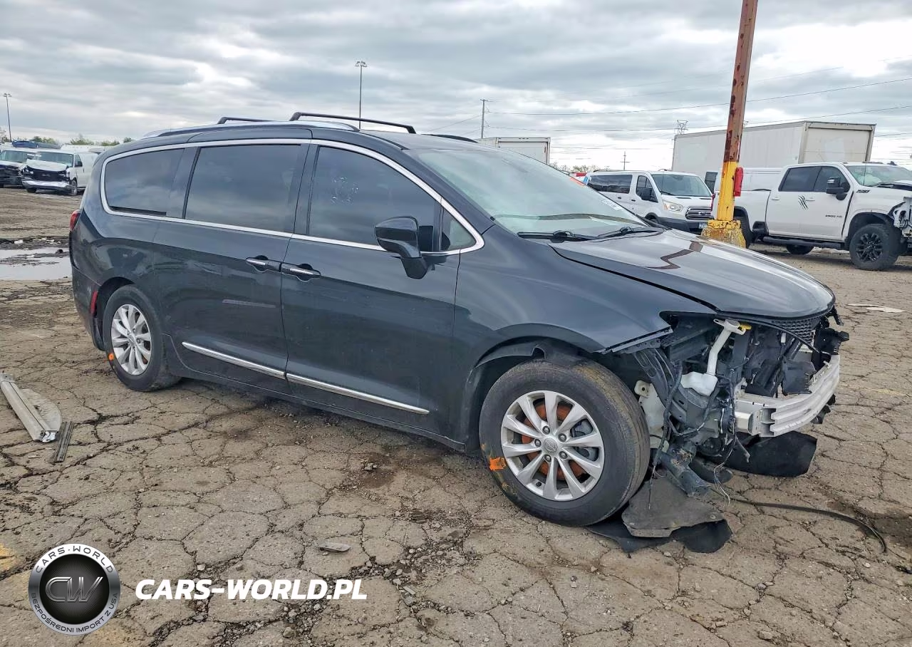 2019 Chrysler Pacifica Touring L VIN:2C4RC1BGXKR526207 - 4