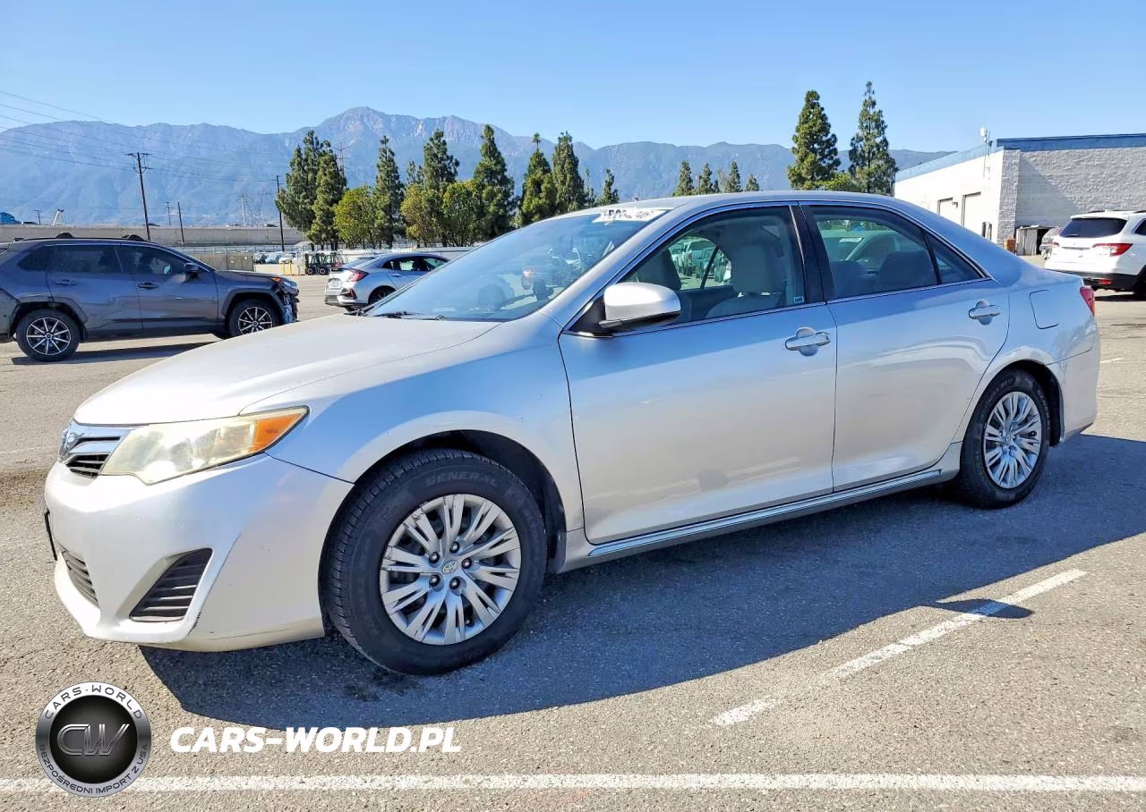 2013 Toyota Camry Le – zdjęcie 1 z 12